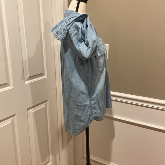 Like new women’s size medium chambray blue soft denim like top. - Picture 5 of 6